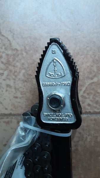 GEARENCH TITAN CHAIN TONGS WITH EXTRA LONG CHAIN LLAVE PARA TUBO DE CADENA