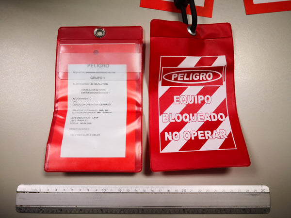 ETIQUETADO Y BLOQUEO SOBRE FUNDA PORTA CUBRE TARJETAS MODELO PORTATARJETAROJA